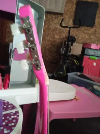 Guitarra rosa para niños