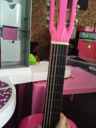 Guitarra rosa para niños