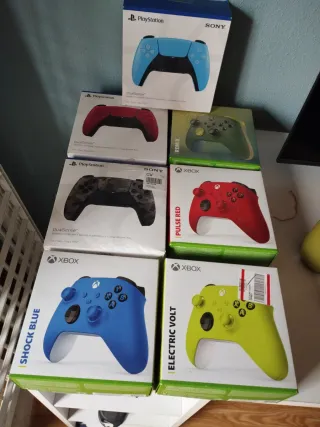 Cajas DualSense y Xbox (Sony/Microsoft)