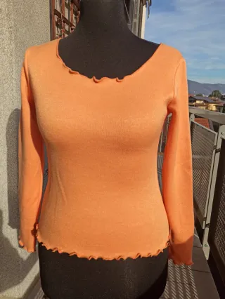 Maglione arancione con bordi ondulati