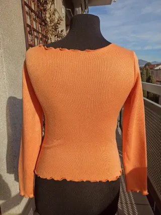 Maglione arancione con bordi ondulati