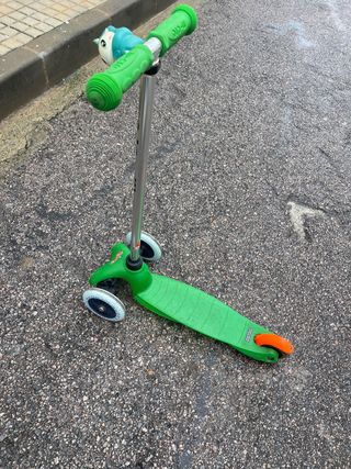 Patinete Mini Micro Verde usado, en buen estado.
