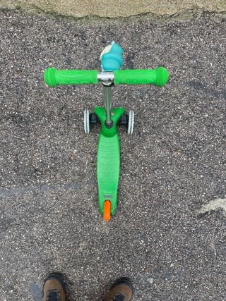 Patinete Mini Micro Verde usado, en buen estado.