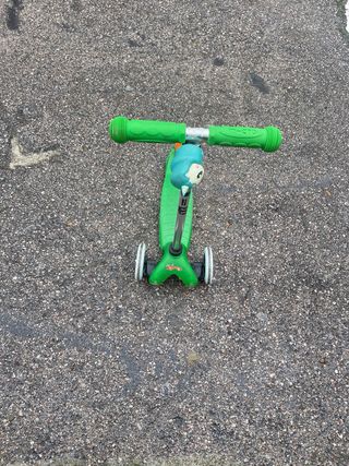 Patinete Mini Micro Verde usado, en buen estado.