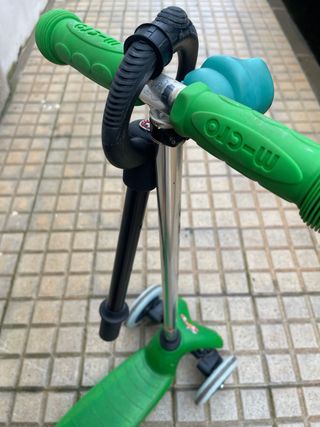 Patinete Mini Micro Verde usado, en buen estado.