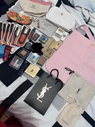 Lote de cosméticos Clarins y YSL+ regala