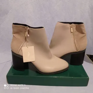 Botines efecto piel y ante combinado. Forrados.