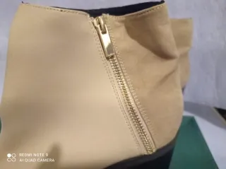 Botines efecto piel y ante combinado. Forrados.