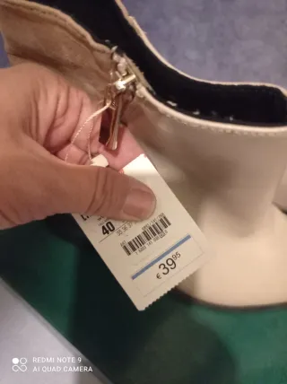 Botines efecto piel y ante combinado. Forrados.