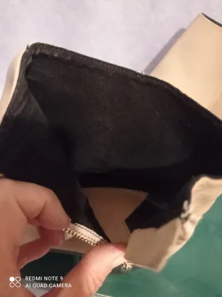 Botines efecto piel y ante combinado. Forrados.