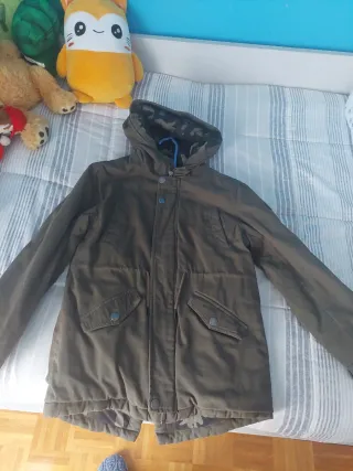 Parka militar niño con capucha,seminueva