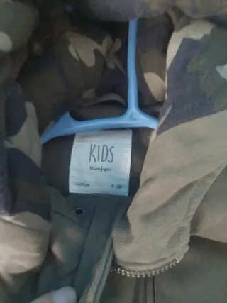 Parka militar niño con capucha,seminueva