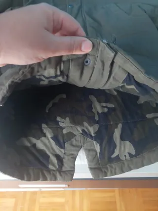 Parka militar niño con capucha,seminueva