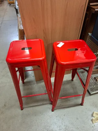 Coppia sgabelli rossi in metallo