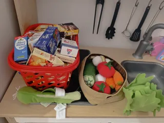 Cocinita de madera Ikea con accesorios