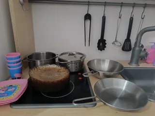 Cocinita de madera Ikea con accesorios