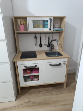 Cocinita de madera Ikea con accesorios