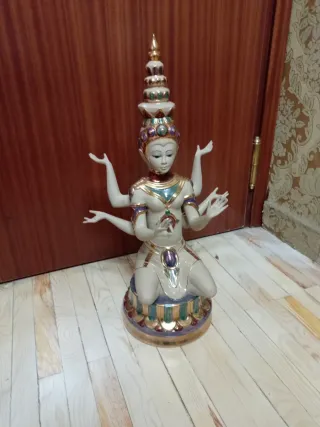 Figura oriental de porcelana multicolor