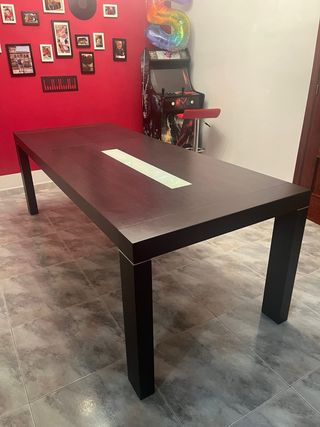 Mesa comedor extensible wengue y cristal.