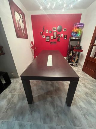 Mesa comedor extensible wengue y cristal.
