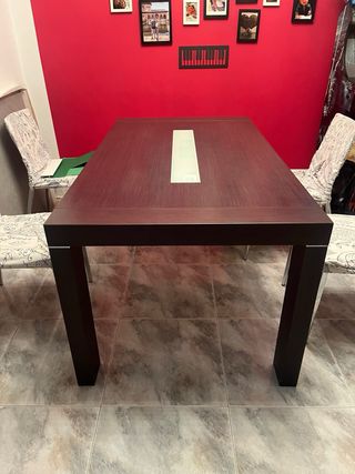 Mesa comedor extensible wengue y cristal.