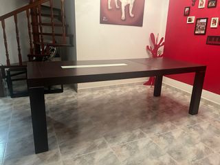 Mesa comedor extensible wengue y cristal.
