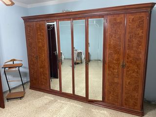 Armario de madera con puertas de espejo