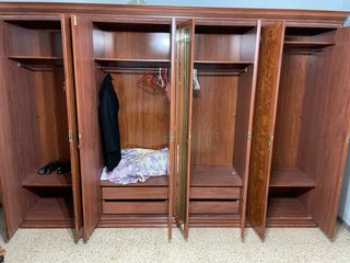 Armario de madera con puertas de espejo