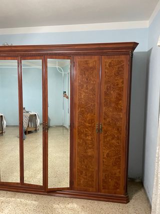 Armario de madera con puertas de espejo