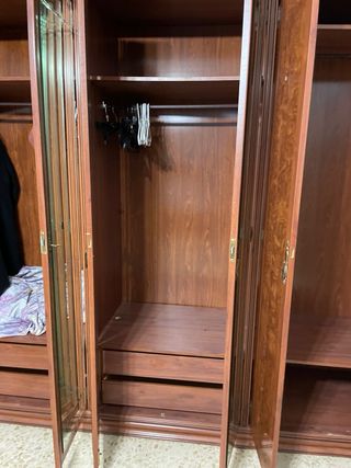 Armario de madera con puertas de espejo
