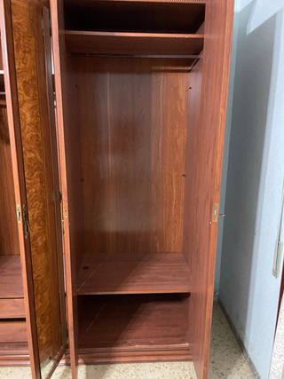 Armario de madera con puertas de espejo