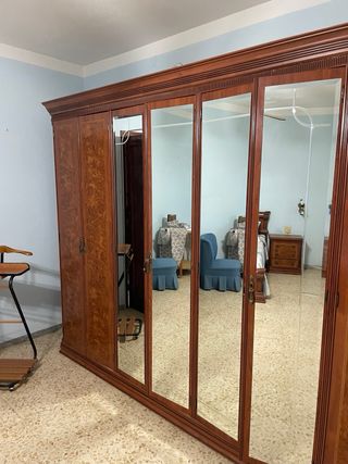 Armario de madera con puertas de espejo