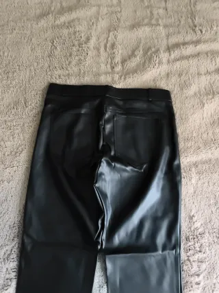 Pantalón negro efecto piel