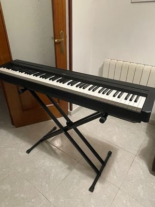 Piano digital negro con soporte