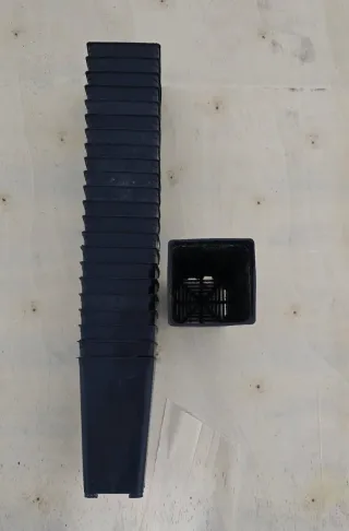 Macetas (223 unds) ALTAS 1L (9x9x19cm)