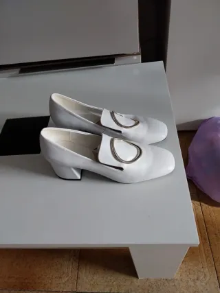 Zapatos blancos tacón bajo con hebilla