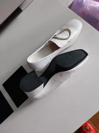 Zapatos blancos tacón bajo con hebilla