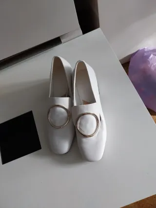 Zapatos blancos tacón bajo con hebilla