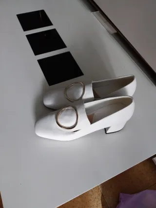 Zapatos blancos tacón bajo con hebilla