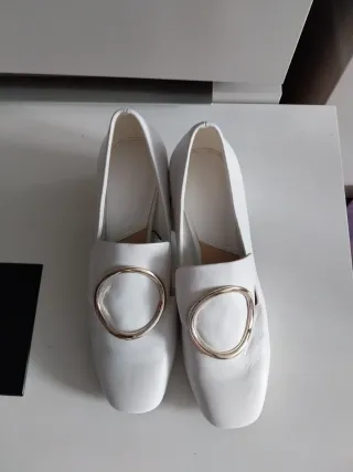 Zapatos blancos tacón bajo con hebilla