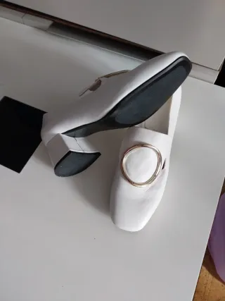 Zapatos blancos tacón bajo con hebilla