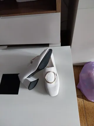 Zapatos blancos tacón bajo con hebilla