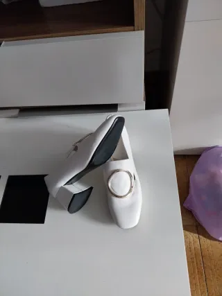 Zapatos blancos tacón bajo con hebilla