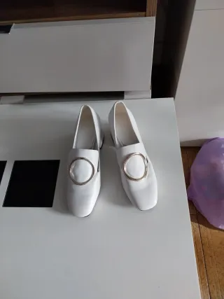 Zapatos blancos tacón bajo con hebilla