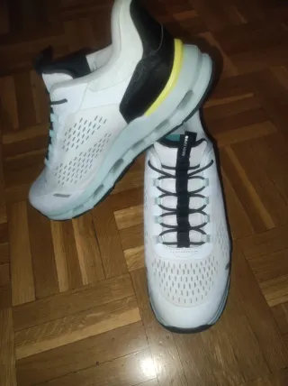 Zapatillas Skechers Blancas y Negras