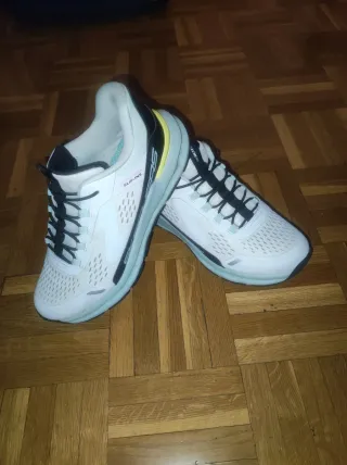 Zapatillas Skechers Blancas y Negras