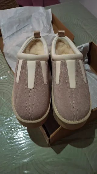 Zapatillas UGG Beige y Blanco