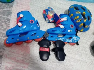 Patines en línea azules con casco y protecciones