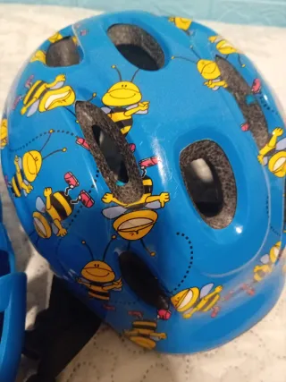 Patines en línea azules con casco y protecciones