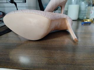 Zapatos de tacón beige y rosa